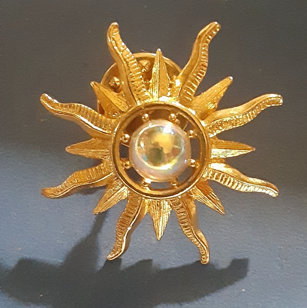 c1980 CELESTIAL SUN w/AB JELLY CABOCHON CENTER PIN by JONETTE/ JJ